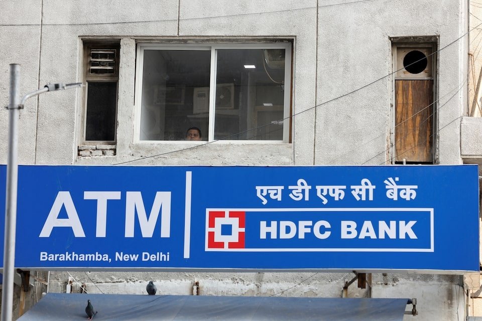 Internal Rifts and Executive Exit Spark $16 Billion Sell-Off at HDFC Bank