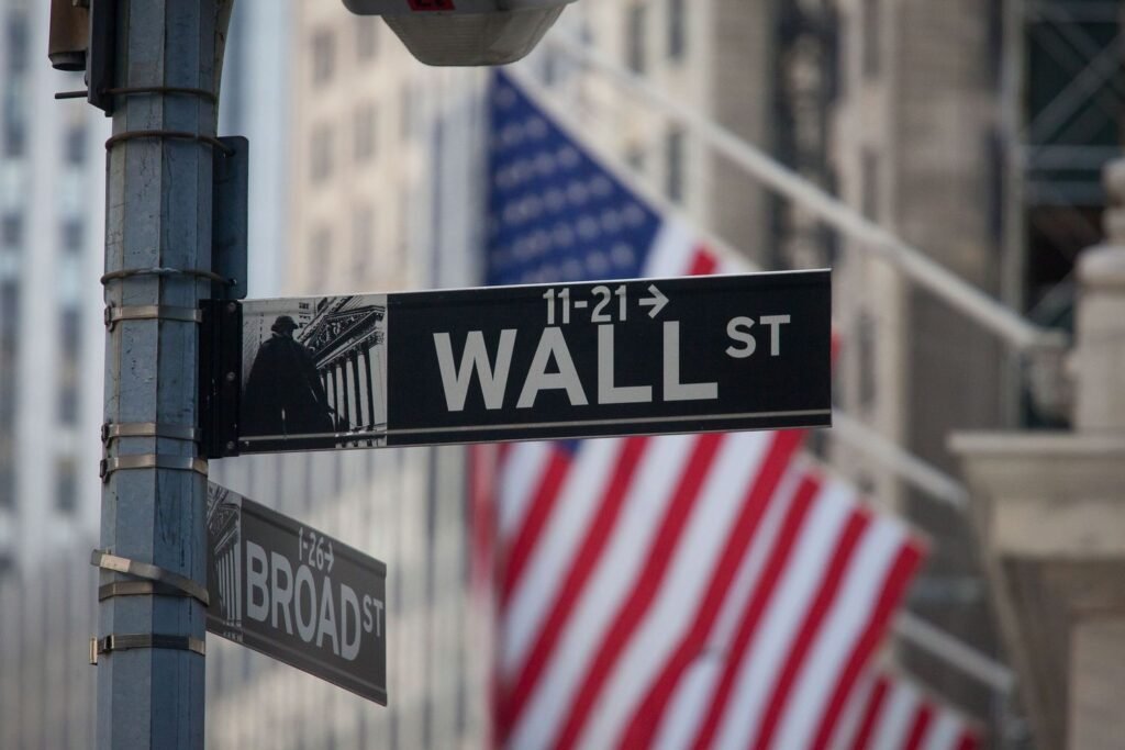 Transition on Wall Street: US Markets Edge Up Ahead of Kevin Warsh’s Debut Fed Policy Decision