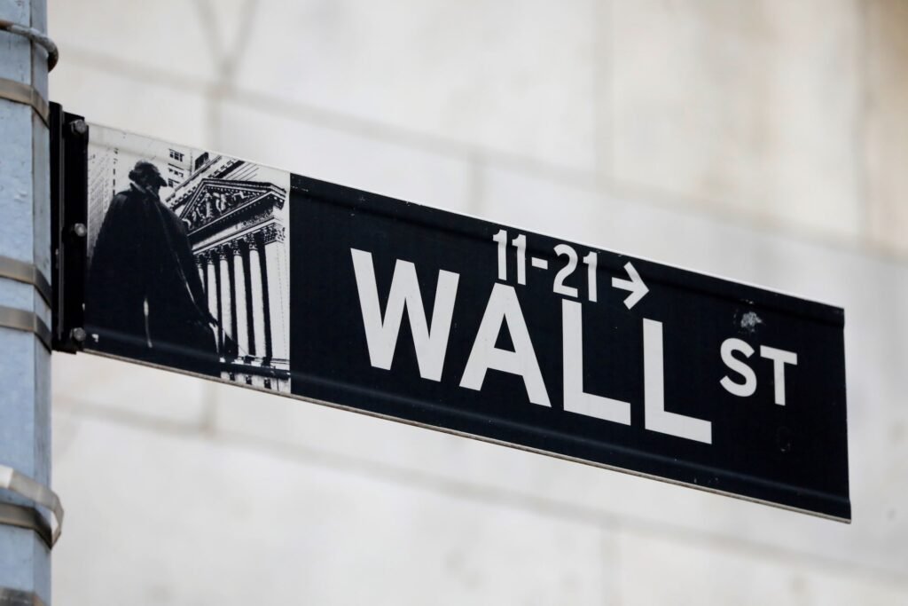 Wall Street Focuses on Fed Minutes and Q2 Corporate Earnings Amid Tech Volatility