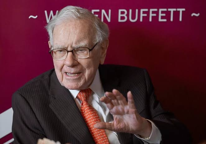 Berkshire Hathaway Shifts Strategy: Steps Up Buybacks and Expands Alphabet Stake as Cash Pile Drops
