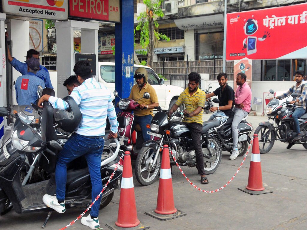 OMCs back interim LPG distributors’ commission hike; ministry approval awaited: AIHPGDA Representative image (Photo/ANI)